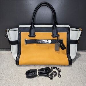 Coach Swagger With Chain In Pebble Leather🔥LIMITED RELEASE🔥